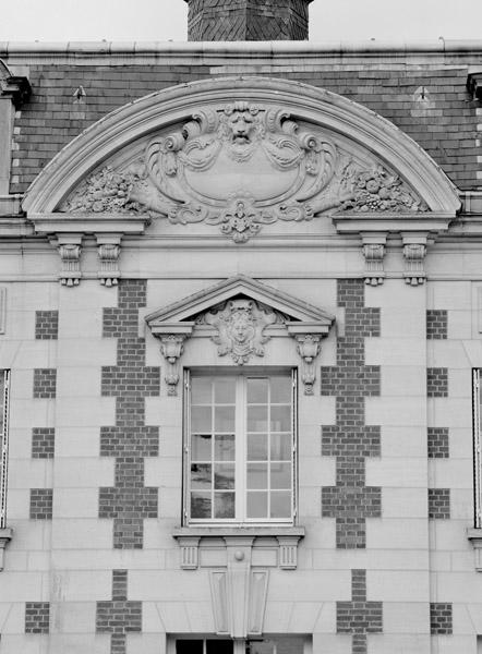Elévation nord, avant corps-central : fronton cintré et baie du 1er étage.