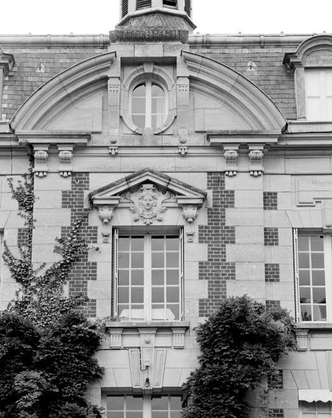 Elévation sud, avant-corps central : fronton cintré brisé et baie du 1er étage.