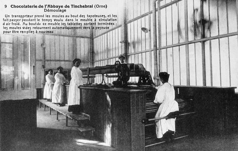 9 Chocolaterie de l'Abbaye de Tinchebrai (Orne), Démoulage.- Carte postale, s.d., début 20e siècle. (Collection particulière Noisiel ville d'histoire).