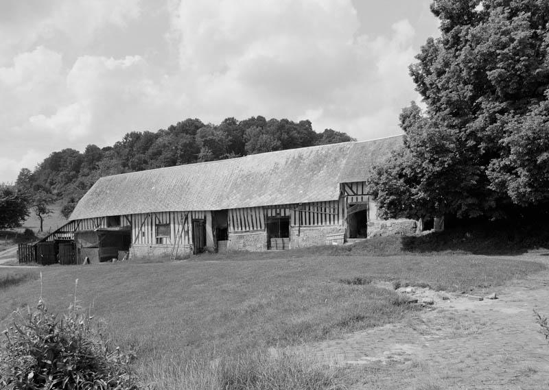 Dépendances ouest : charretterie, grange, étables.