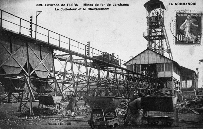 LA NORMANDIE 339. Environs de Flers - Mines de fer de LARCHAMP : le Culbuteur et le Chevalement.- Carte postale, éd. Levasseur, début 20e siècle. (Collection particulière P. Coftier).
