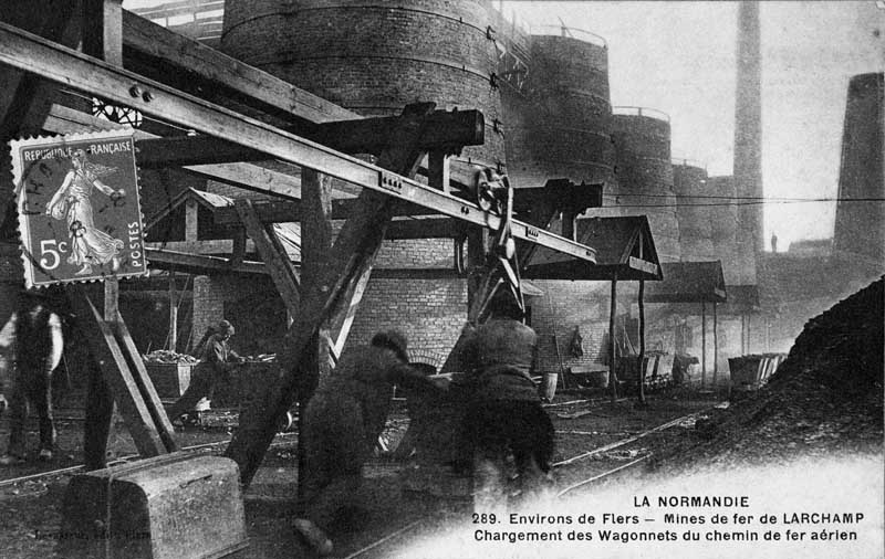 LA NORMANDIE 289. Environs de Flers - Mines de Fer de LARCHAMP : Chargement des Wagonnets du chemin de fer aérien.- Carte postale, éd. Levasseur, s.d., début 20e siècle. (Collection particulière P. Coftier).