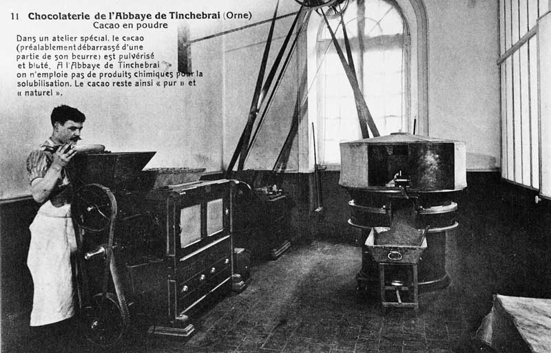11 Chocolaterie de l'Abbaye de Tinchebrai (Orne), Cacao en poudre.- Carte postale, début 20e siècle. (Collection particulière Noisiel ville d'histoire).