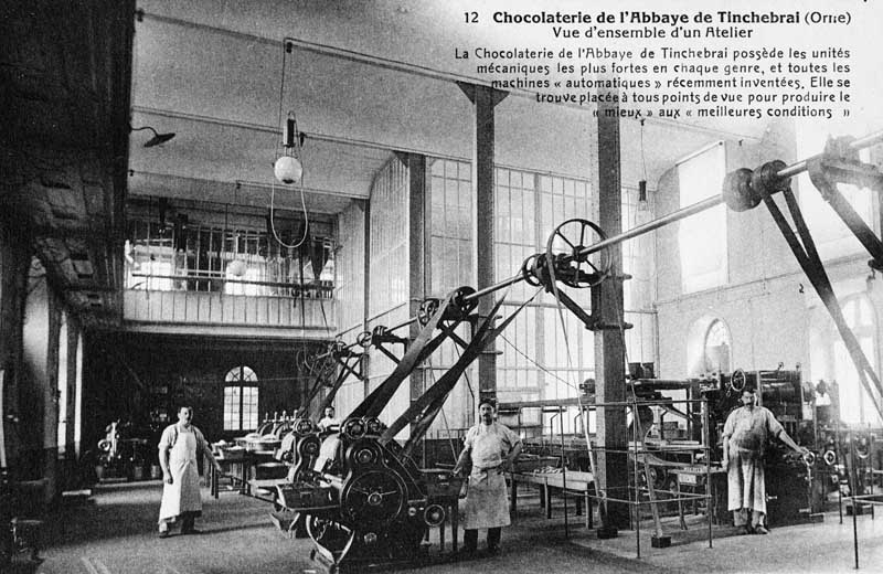 12 Chocolaterie de l'Abbaye de Tinchebrai (Orne), Vue d'ensemble d'un Atelier.- Carte postale, s.d., début 20e siècle. (Collection particulière Noisiel ville d'histoire).
