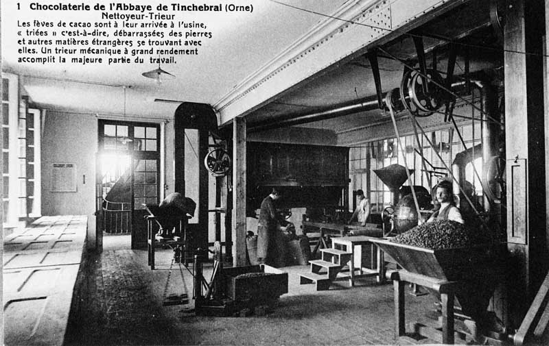 1 Chocolaterie de l'Abbaye de Tinchebrai (Orne), Nettoyeur - Trieur.- Carte postale, s.d., début 20e siècle. (Collection particulière Noisiel ville d'histoire).