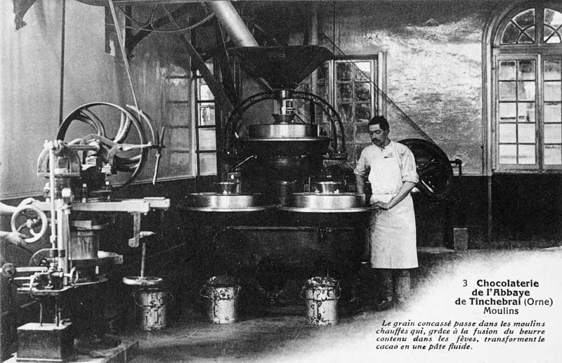 3 Chocolaterie de l'Abbaye de Tinchebrai (Orne), Moulins.- Carte postale, s.d., début 20e siècle. (Collection particulière Noisiel ville d'histoire).