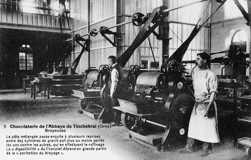 5 Chocolaterie de l'Abbaye de Tinchebrai (Orne), Broyeuses.- Carte postale, s.d., début 20e siècle. (Collection particulière Noisiel ville d'histoire).