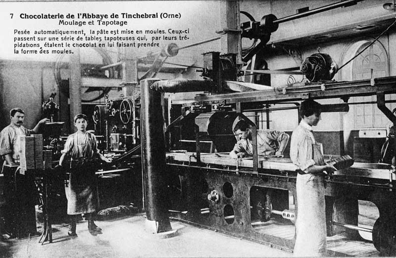 7 Chocolaterie de l'Abbaye de Tinchebrai (Orne), Moulage et Tapotage.- Carte postale, s.d., début 20e siècle. (Collection particulière Noisiel ville d'histoire).