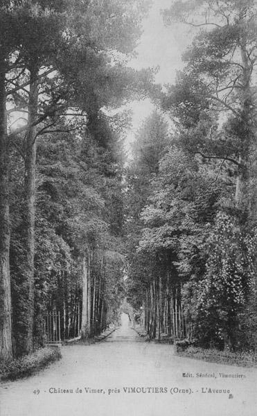 49. Château de Vimer près Vimoutiers (Orne). L'avenue.