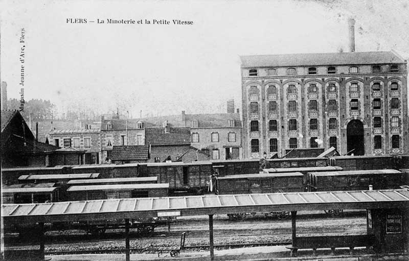 Flers, rue Durmeyer, minoterie : La minoterie et la petite vitesse.- Carte postale, éd. Magasin Jeanne d'Arc, Flers, s.d., début 20e siècle. (Collection particulière P. Coftier).