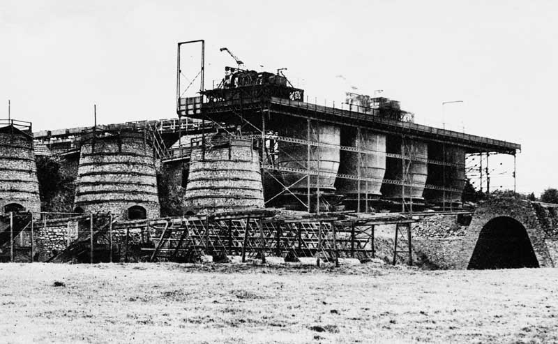 Fours de calcination.- Photographie ancienne, s.d., vers 1914. (Collection particulière P. Coftier).