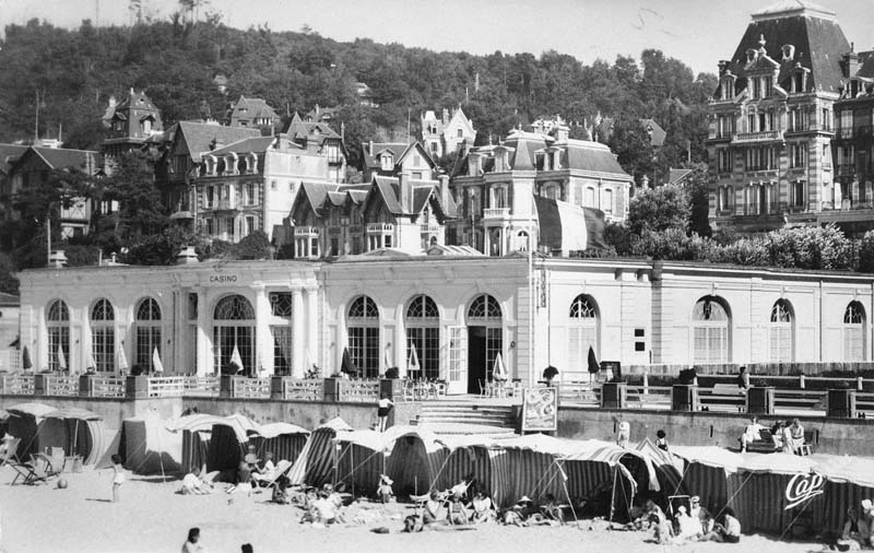 Le Casino (2ème). vue prise du nord-ouest depuis la plage.- Carte postale, CAD éd., n.d., vers 1960, n. et b., 17,7 x 8,8 cm. (Collection particulière, Houlgate).