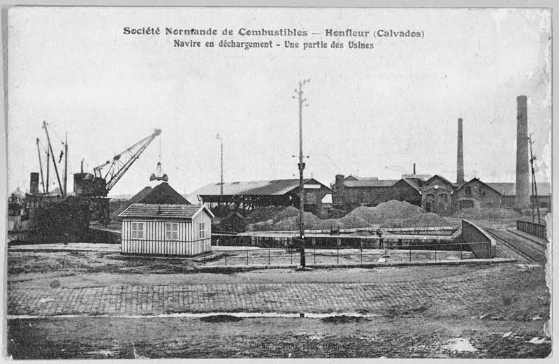 Honfleur. "Société normande de combustibles. Honfleur (Calvados). Navire en déchargement. Une partie des usines".- Carte postale, s.d., début 20e siècle. (Collection particulière P. Coftier).
