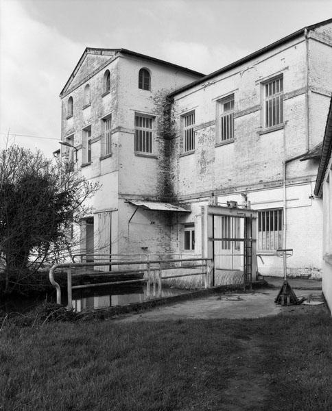 Atelier de fabrication (1) et bâtiment d'eau. Vue prise de l'est.
