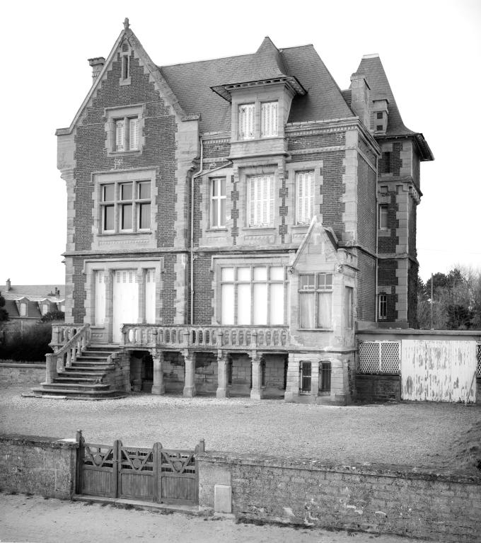 Elévations nord, sur mer, et ouest.