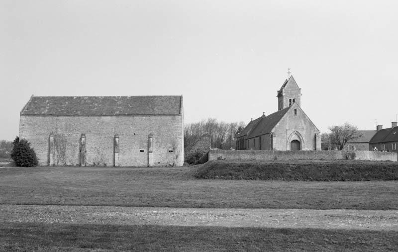 Grange aux dîmes et église paroissiale.