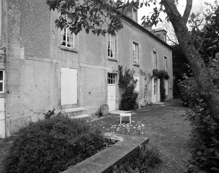 Logis, façade principale sur jardin.