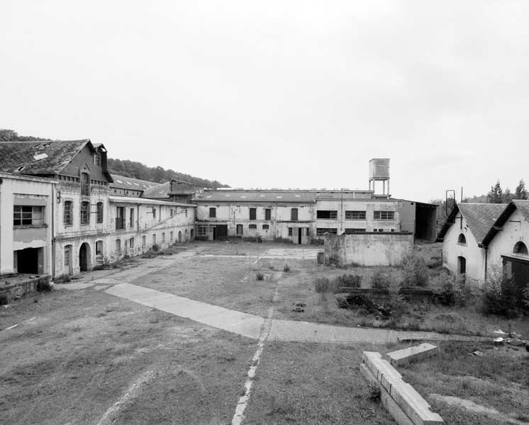 Ateliers dépendant de la cidrerie : salle de nettoyage des pommes et des presses à cidre, et cuverie. Vue prise de l'ouest.