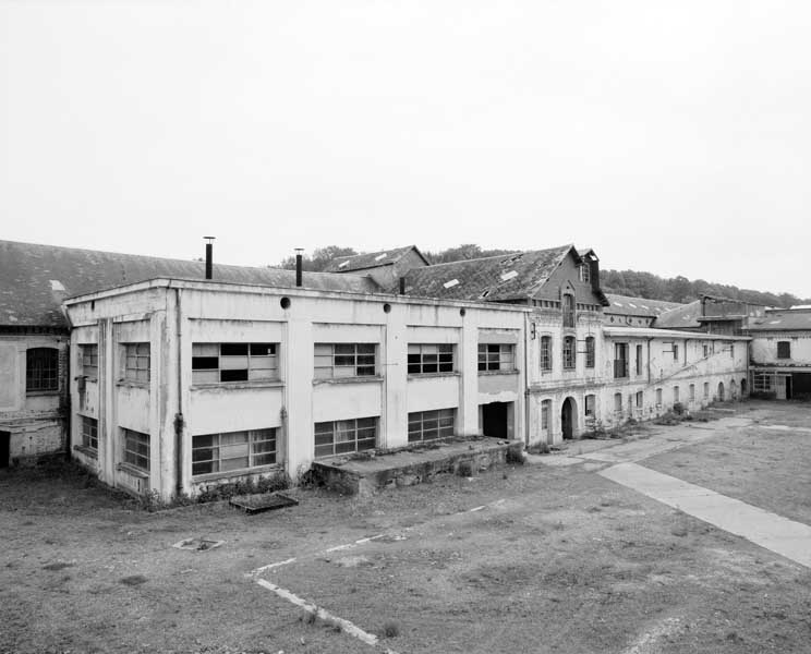 Ateliers dépendant de la cidrerie : salles d'embouteillage, de nettoyage des pommes et des presses à cidre, et de décantation. Vue prise du sud-ouest.