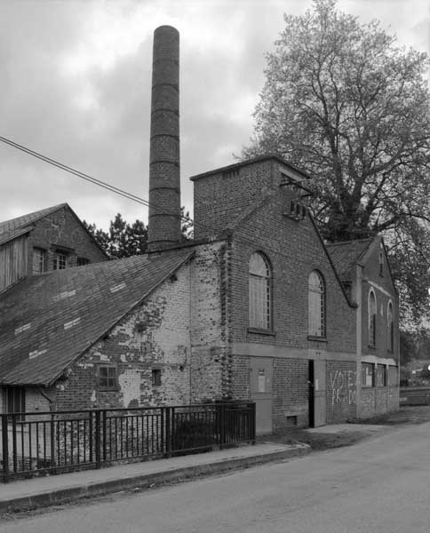 Bâtiment d'eau, chaufferie et cheminée d'usine. Elévations extérieures nord.