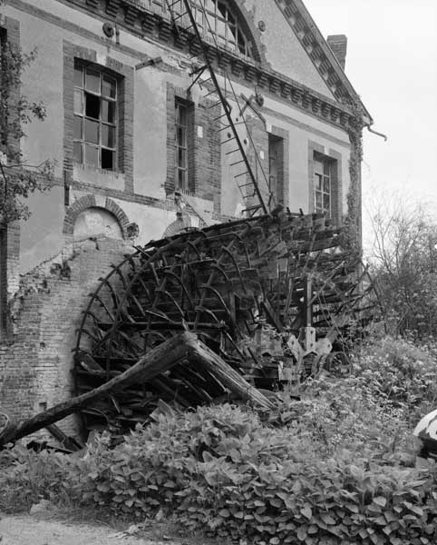 Atelier de filature. Roue hydraulique verticale flanquant l'élévation extérieure nord-ouest (état en 1982).