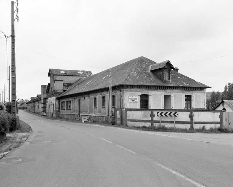 Bureau et ateliers dépendant de la cidrerie (salles d'embouteillage, de nettoyage des pommes et des presses à cidre, et de décantation). Vue prise du nord.