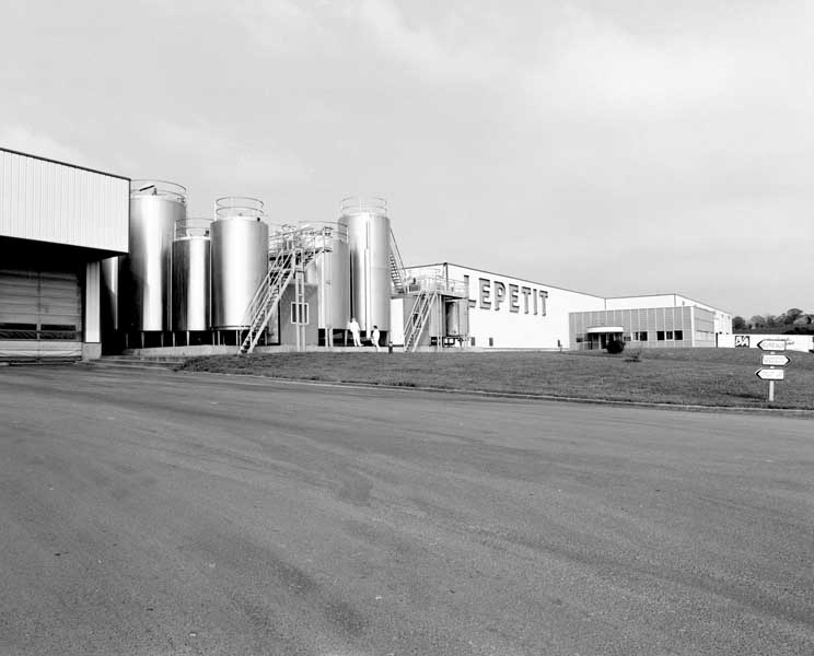 Citernes et magasin industriel. Vue prise du sud-ouest.