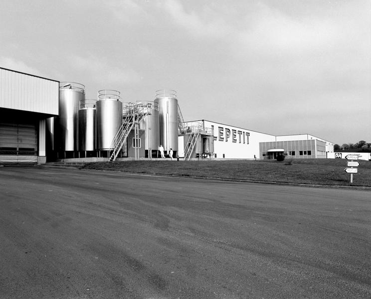 Citernes et magasin industriel. Vue prise du sud-ouest.