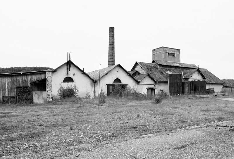 Ateliers dépendant de la distillerie : salles de séchage des marcs, chaufferie et ateliers de distillation. Vue prise du nord-est.