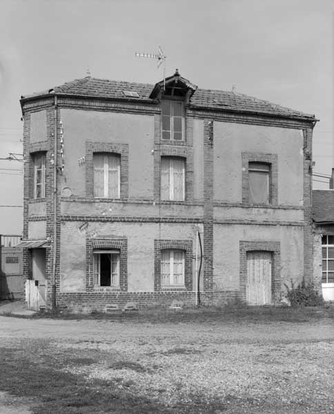 Bureau. Vue prise du sud-ouest.