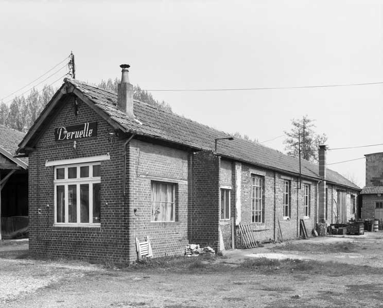 Remise, actuellement magasin industriel des établissements Deruelle. Vue prise du sud-ouest.