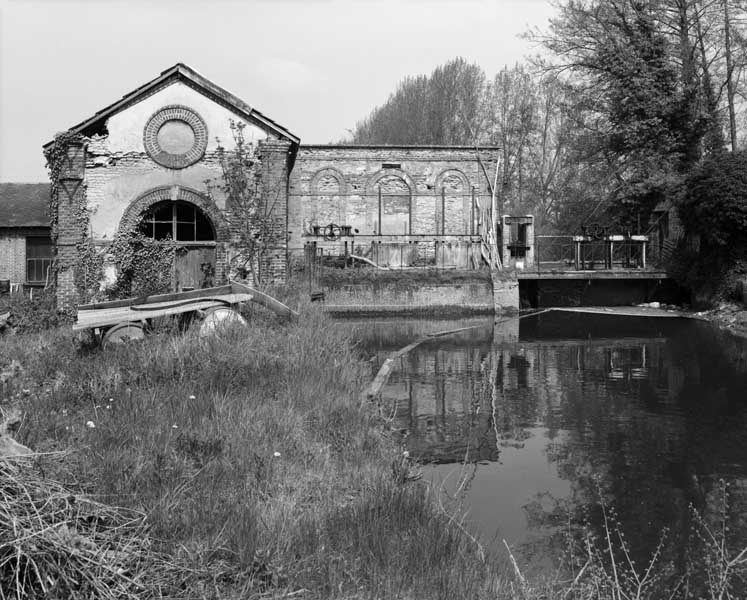 Canal d'amenée, bâtiment d'eau et salles des machines. Vue prise du sud.