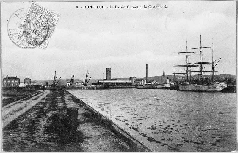 Honfleur. Le Bassin Carnot et la cartonnerie.- Carte postale, impr. et éd. Berranger, s.d., début 20e siècle. (Collection particulière P. Coftier).
