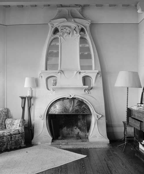 Intérieur: la cheminée de la pièce principale.