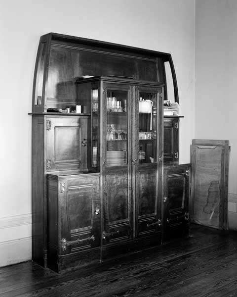 Intérieur: un meuble dans la pièce principale.