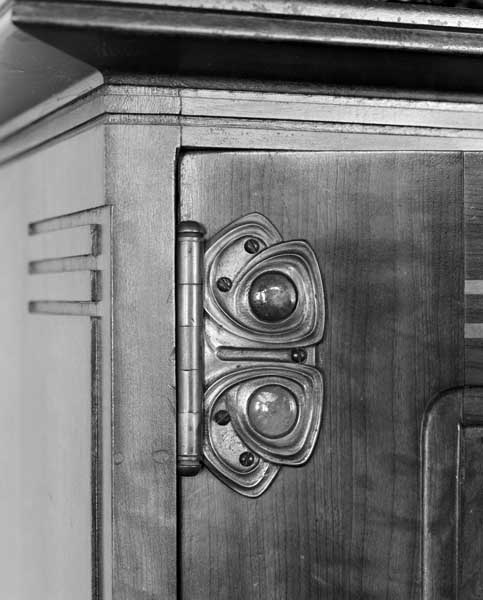 Intérieur: détail d'un meuble dans la pièce principale.