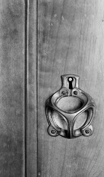 Intérieur: détail d'un meuble dans la pièce principale.