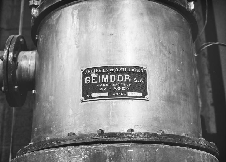 Alambic à colonnes. Détail : plaque du fabriquant.