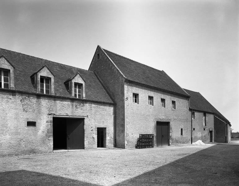 Communs, façade sur la cour des communs.
