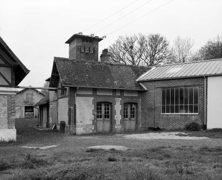 Bureau, remise et transformateur. Vue prise de l'est.