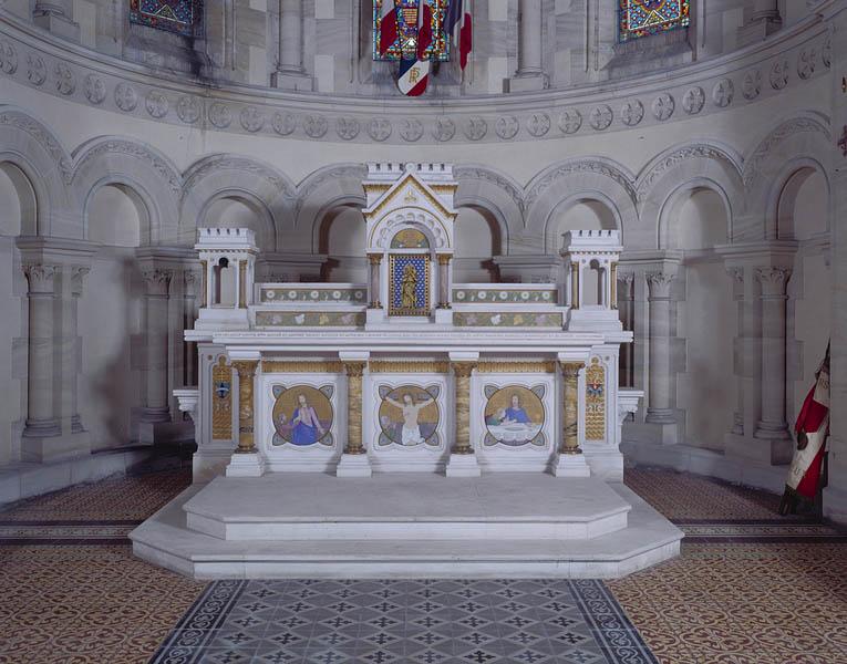Autel, tabernacle, 2 crédences, statue (maître-autel)