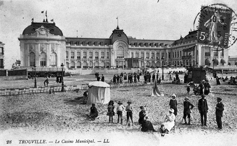 '28. Trouville. - Le Casino Municipal. Vue d''ensemble prise du nord-ouest depuis la plage.- Carte postale, LL. éd., n.d., vers 1920, n. et b., 17,7 x 8,8 cm. (Collection particulière, Trouville-sur-Mer).'