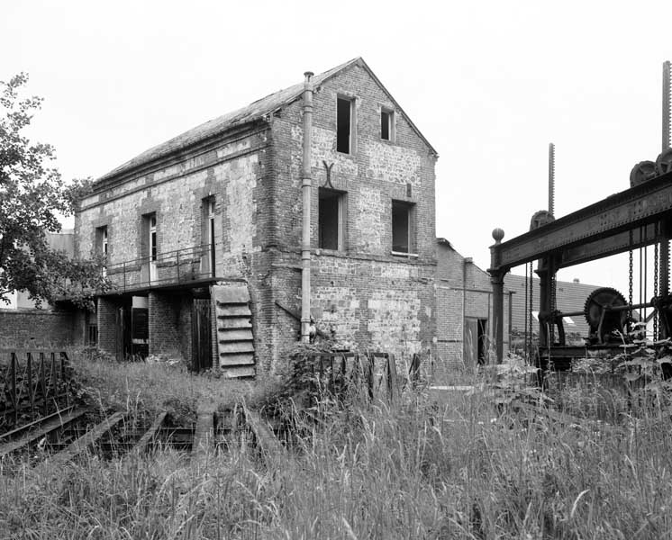 Magasin industriel et partie de vannages. Vue prise du sud-est.
