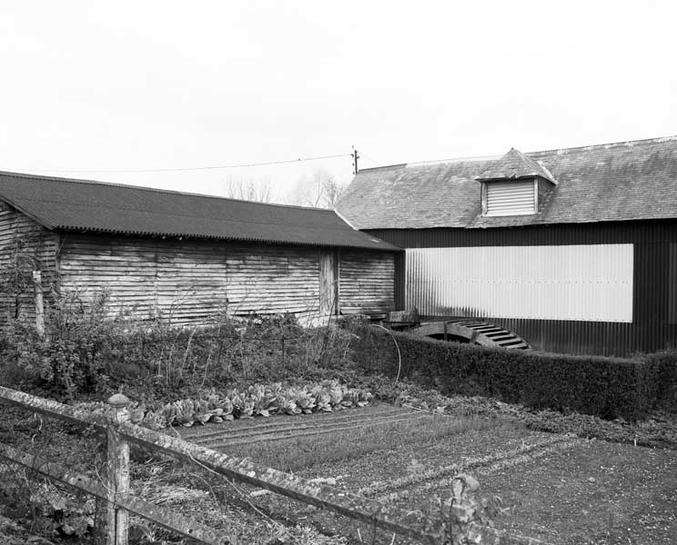 Atelier de fabrication et remise. Vue prise du nord-ouest.