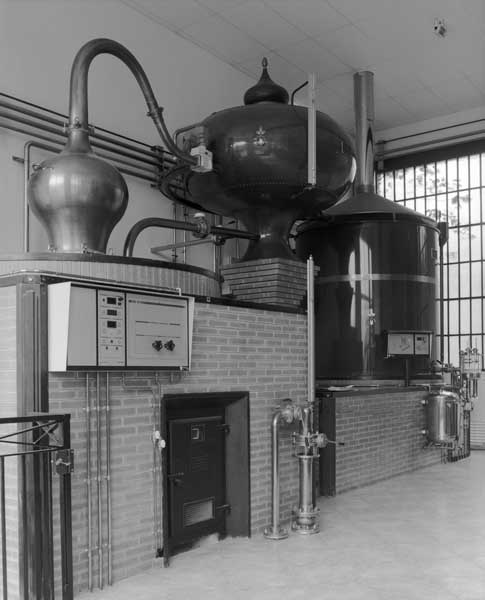 Ensemble de 2 machines à distiller dites alambics à repasse