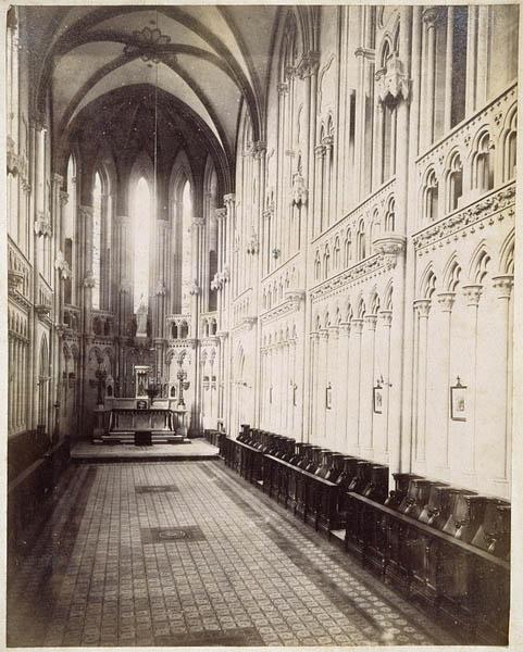 Séminaire, vue intérieure de la chapelle avecle premier maître-autel.