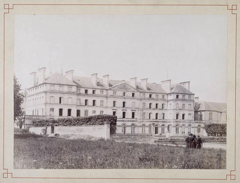 Bâtiment principal du séminaire, façade est.