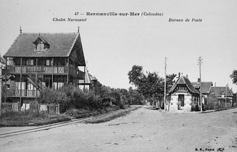 47. Hermanville-sur-Mer (Calvados). Chalet normand et bureau de poste. [L'avenue H. Gravier, rue de la Brèche au début du 20e siècle].- Carte postale, B.F Paris.