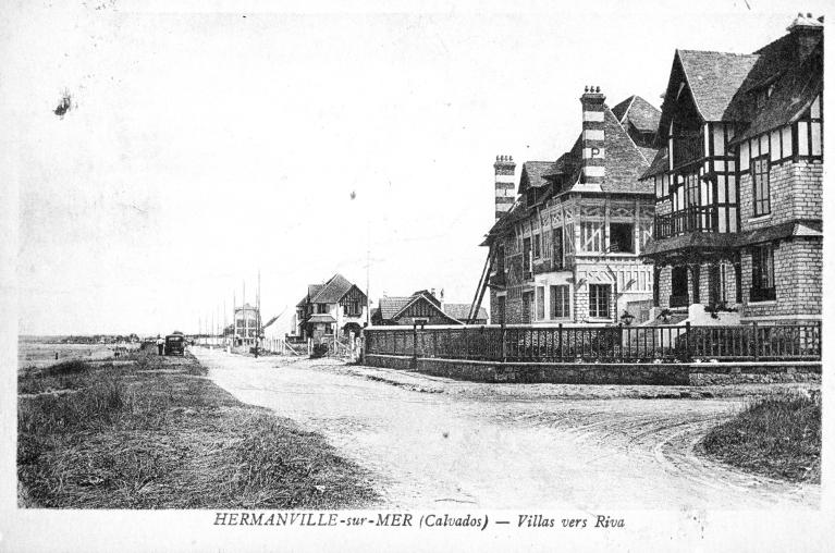 Hermanville-sur-Mer (Calvados) - Villas vers Riva [Elévations nord et ouest pendant la construction. Villas vers Riva].- Carte postale, s.d., début 20e siècle.