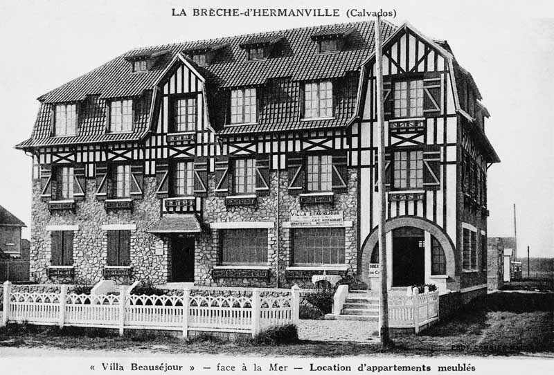 "La Brèche d'Hermanville (Calvados). ""Villa Beauséjour"", face à la mer, location d'appartements meublés. [Immeuble aujourd'hui détruit à l'est de la Brèche].- Carte postale."